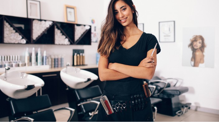 Una chica trabaja en un salon de belleza