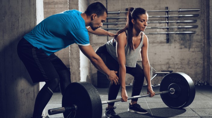 Un chico y una chicha entrenan al gymnasio