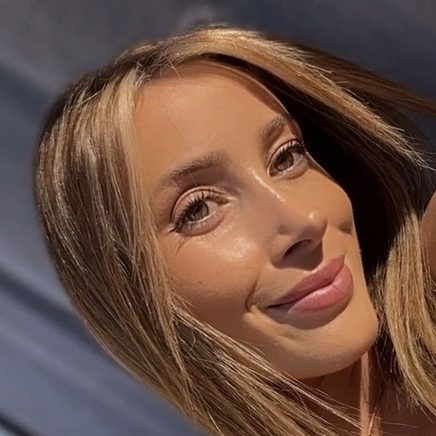 Ariadna Esponey · Administration and Customer Support